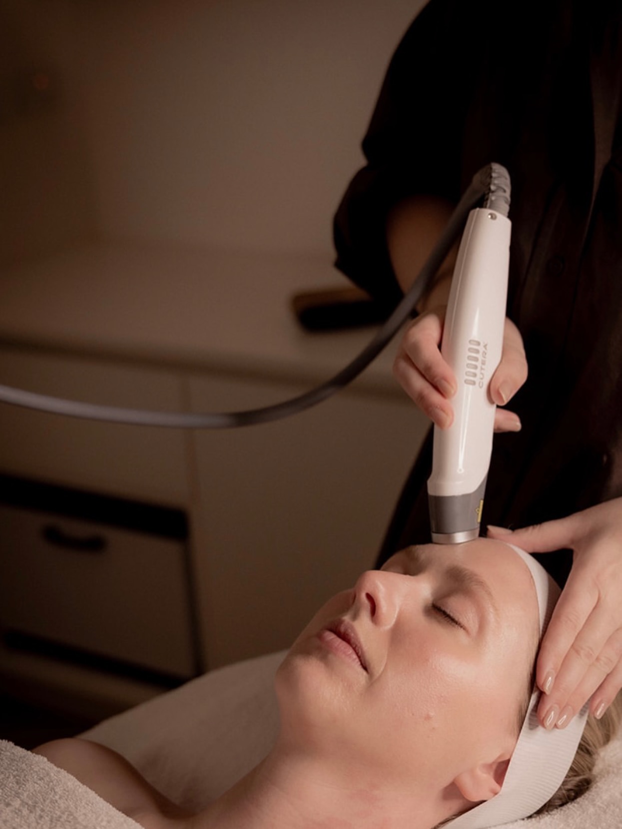 Cosmetic nurse performing a vascular laser treatment on a patient at Lavada